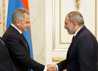 Armenia PM receives Russia Defense Minister