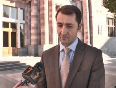 «Հրապարակ». Վարչապետի խորհրդականներից մեկի եղբորը տեղափոխել են բաց ռեժիմի, մյուսի հորն էլ ազատ են արձակել
