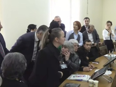 Լարված իրավիճակ՝ ԱԺ-ում․ սեւազգեստ մայրերից մեկը բաժակով ջուրը լցրեց քննիչի վրա