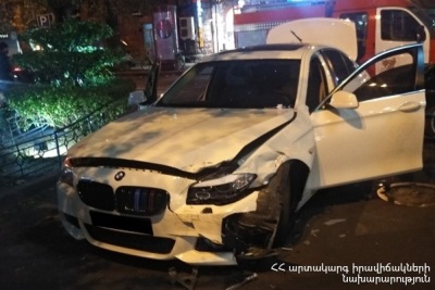 Ավտովթար Երեւանի կենտրոնում. Բախվել են BMW-ն եւ «Mercedes E»-ն (ֆոտո)