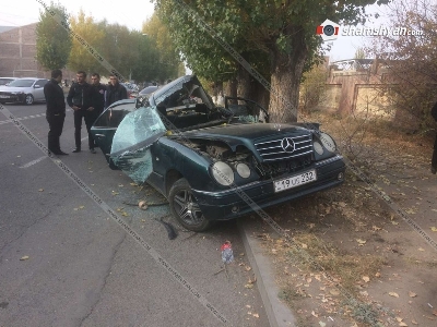 Գյումրիում Mercedes-ը բախվել է ծառերին. վարորդին հասցրել են հիվանդանոց. ավտոմեքենան վերածվել է մետաղե ջարդոնի (ֆոտո)