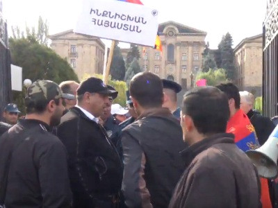 Yerevan protesters against Istanbul Convention block Baghramyan Avenue