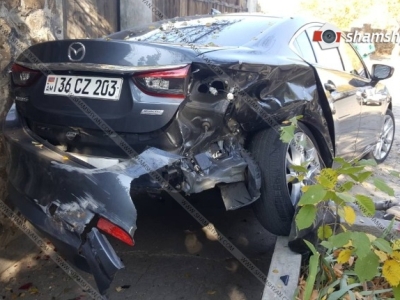 Աբովյանում Mercedes-ը բախվել է Mazda-ին, վերջինս էլ առաջ ընթանալով՝ հարվածել է շինության պատին. կա վիրավոր (ֆոտո)