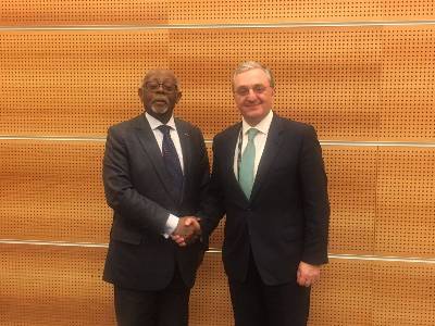 Armenian FM meets his Cameroon counterpart