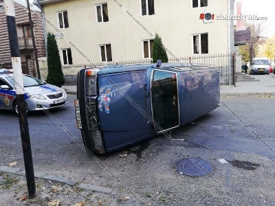 Խոշոր վթար Լոռիում. բախվել են Mercedes-ն ու Volvo-ն, վերջինս գլխիվայր շրջվել է (ֆոտո)