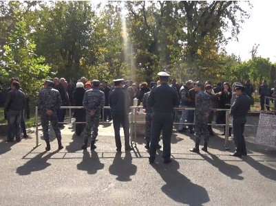 Armenian 2nd president’s supporters protesting in front of Shengavit district court