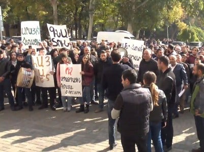 ARF Dashnaktsutyun youth branch representatives march to education ministry