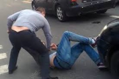 «Էրեբունի» ավտոշուկայի մոտ փողային հարցի շուրջ զենքի գործադրմամբ վեճի մասնակիցներին բերման են ենթարկել