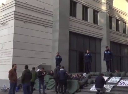 Youth demanding Armenian education minister's resignation continues sit-in