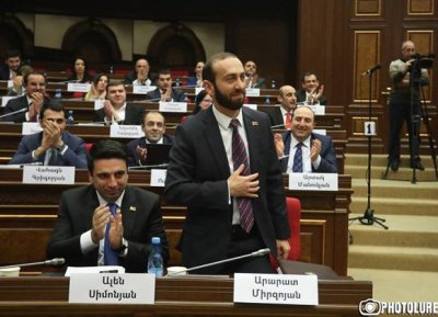 «168 ժամ». Միրզոյան-Սիմոնյան ներքին մրցակցություն. Դա երբեմն ստացել է զավեշտալի դրսեւորումներ