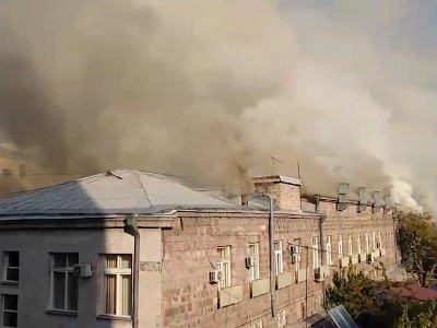 «Տեսել ա, որ ծուխա դուրս գալիս, մոտեցել է` դուռը բացի, կրակը տվելա դեմքին». մանրամասներ ԱԺ-ի մոտ բռնկված խոշոր հրդեհից