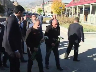 Pashinyan, Sahakyan lay flowers at monument to World War II victims in Goris