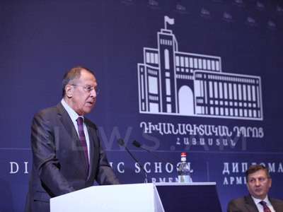 Russian FM meets with Armenian students (PHOTOS)