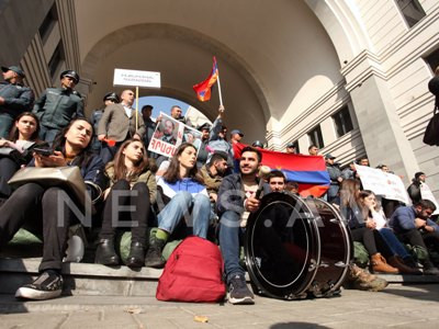 Armenian Republican Party young members hold protest in front of MFA