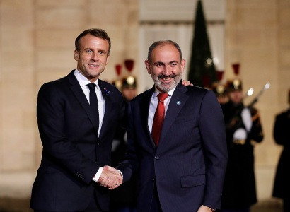 Armenia’s Pashinyan is greeted by Macron at Élysée Palace entrance