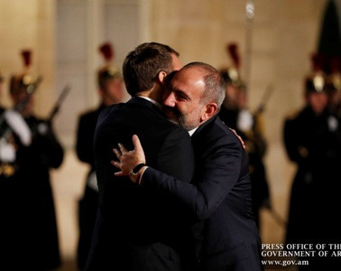 Armenia PM attends official reception hosted on behalf of French president