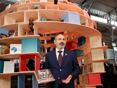 Armenian PM presents 2 books to Paris Peace Forum's library (PHOTOS)