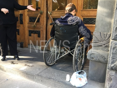 «Մահացու հիվանդ եմ, հրաժարվում եմ դեղերից»․29-ամյա տղան հացադուլ է հայտարարել դատախազության առջեւ (ֆոտո)