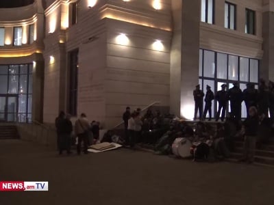 Young Armenians demanding Armenian education minister's resignation to not negotiate