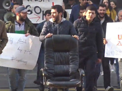 Protesters bring empty chair to Armenia government courtyard