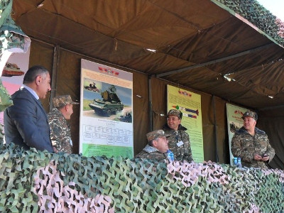 Armenian army's general staff chief follows testing of military equipment