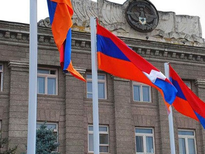 Արցախի ՀՅԴ-ն հանդիպել է նախագահական ընտրություններում հավանական թեկնածուներ Վիտալի Բալասանյան և Ռուսլան Իսրայելյանի հետ