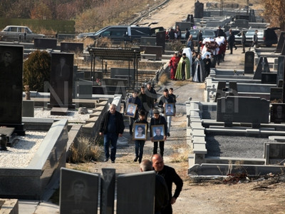 Նոր Հաճնում հողին հանձնեցին գազի թունավորումից մահացած ընտանիքին (ֆոտոռեպորտաժ)