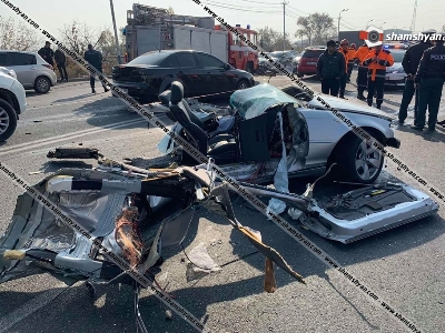 Զարհուրելի վթար Երեւանում. BMW-ն հայտնվել բեռնատար ЗИЛ-ի տակ. BMW-ն բաժանվել է մի քանի մասի. կա 1 զոհ, 1 վիրավոր (ֆոտո)