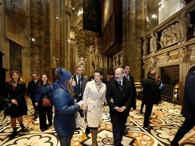 Armenian PM, wife visit Milan Cathedral (PHOTOS)