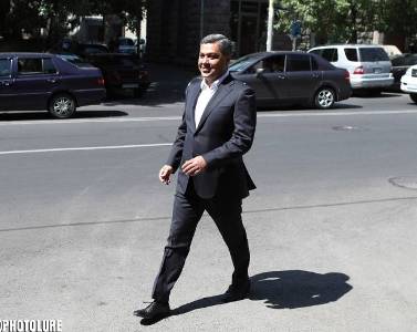 «Հրապարակ». Բոլոր կողմերից կապվում են Վանեցյանի հետ ու մղում են դեպի ակտիվ քաղաքականություն. ինչու է նա մեկնել ՀՀ-ից