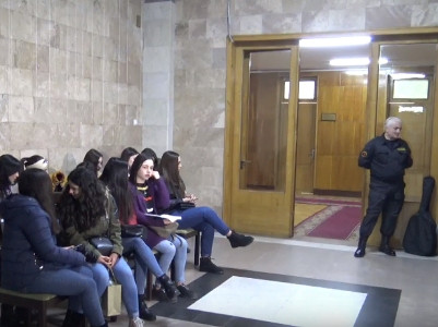 ԵՊՀ ռեկտորի ԺՊ–ն ասել է, որ ուսանողների հետ հանդիպելու ժամանակ չունի. ուսանողների նստացույցը շարունակվում է (ֆոտո)