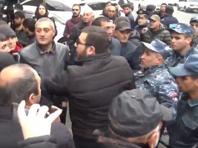 Հրմշտոց ոստիկանների և ավտոներկրողների միջև․ ՊԵԿ-ի դիմաց լարված իրավիճակ է