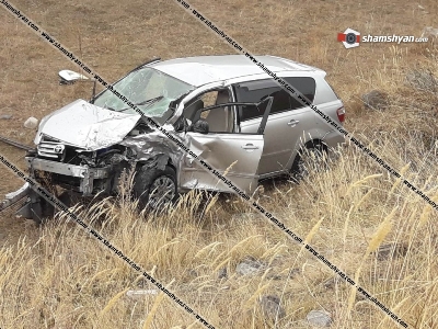 Գեղարքունիքում վթարից հետո Toyota-ն հայտնվել է դաշտում, Niva-ի ուղեւորն ու գազաբալոնը շպրտվել են. կան վիրավորներ (ֆոտո)