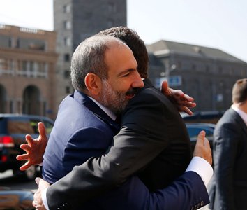 «Ժամանակ». Ինչ է կատարվում Երեւանի քաղաքապետի շուրջ. վարչապետը վերադառնում է, քաղաքապետը՝ մեկնում