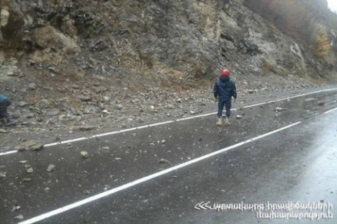 Երեւան- Մեղրի ավտոճանապարհին տեղի է ունեցել քարաթափում