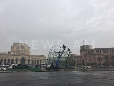 Հանրապետության հրապարակում սկսվել են երկրի գլխավոր տոնածառի տեղադրման աշխատանքները (ֆոտո)