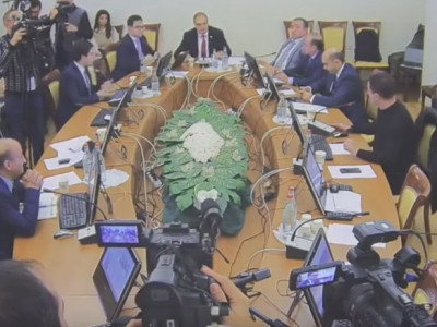 «Որ ես Ձեր դասախոսը լինեի, դուք ստեղ չէիք հայտնվի». թեժ վիճաբանություն Գեւորգ Պետրոսյանի եւ Սուրեն Գրիգորյանի միջեւ