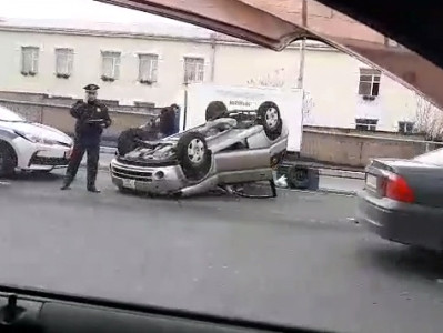 Հերթական ճանապարհային պատահարը՝ Երեւանում. Իսակովի պողոտայում մեքենա է շրջվել