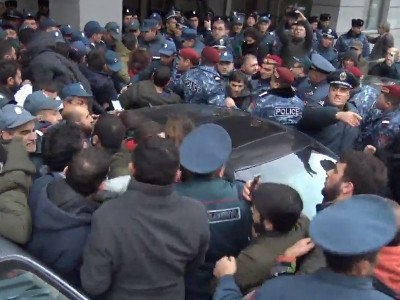 Police forcibly removing ARF youth from Armenia education ministry entrance (PHOTOS)