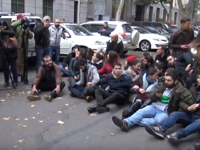 Police manage to free Armenia education ministry entrance