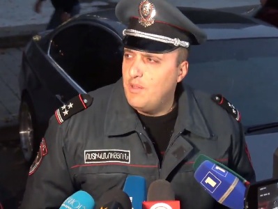 «է հա, սառը գետնին, որ նստեն, կլացեն, բա ինչ կանեն»․ոստիկանը՝ ՀՅԴ երիտասարդների մասին