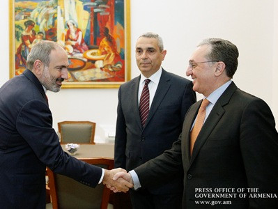 Pashinyan meets foreign ministers of Armenia, Artsakh