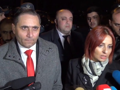 «Կարմիրբերտավորը ցուցարարին հայհոյել է»․ պատգամավորները ոստիկանության առջև են