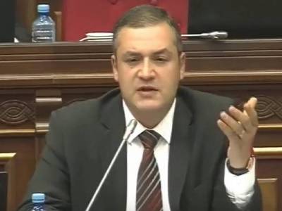 Երկու օր է քննարկվում է, թե ինչ հագուստով են քաղաքապետի մոտ եկել 2 մլրդ դոլար ժողովրդի համար բերող մարդիկ. Ուրիխանյան