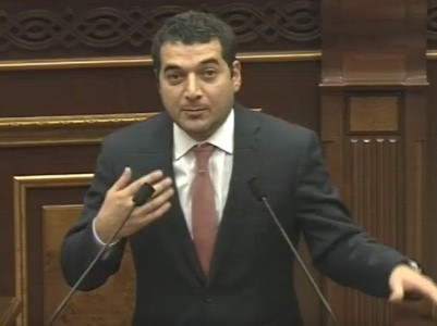 Պարոն Մելքումյան, համ ասում եք՝ ցուցում չտաք, համ ասում եք՝ մեծերի գործերին չխառնվեք. դա ցուցում չէ՞. Հրաչյա Հակոբյան