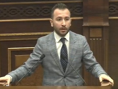 «Դուք հասկանո՞ւմ եք, որ ԱԺ-ում եք գտնվում. Լռեք եւ լսեք». ԲՀԿ-ական պատգամավորները ընդհատում էին Հայկ Կոնջորյանի ելույթը