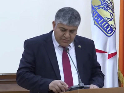 «Ես սա կվերանվիրեմ շեյխերին ու շեյխուհիներին». Մարությանը փողկապ նվեր ստացավ ԲՀԿ անդամից
