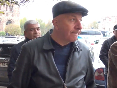 Car importers stage protest near Armenian government