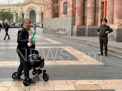Քաղաքացին սպառնում էր ինքնահրկիզվել Կառավարության դիմաց (ֆոտո)