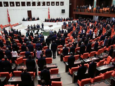 «Բռնարարը դու ես». Թուրքիայի պատգամավորները խորհրդարանում երգել են այդ երգը՝ բողոքելով կանանց սպանությունների դեմ